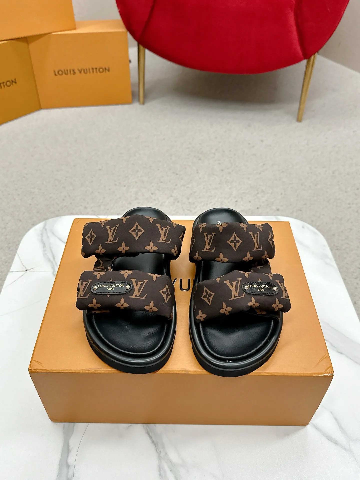 P340 yuan LV Louis Vuitton Full of high-end feel! A popular model among bloggers at home and abroad, it’s retro and fashionable, and looks stunning on your feet! Mainly recommended model on the official website★ ━━━━━ ЅᏇєєt ━━━━━ ▪️Upper: original calfskin ➕5D printing process ▪️Inner: imported mixed sheepskin ▪️Outsole: original molded foam outsole ▪️Size: Female 35-40 Men's 39-44 (women's 41 men's 45)